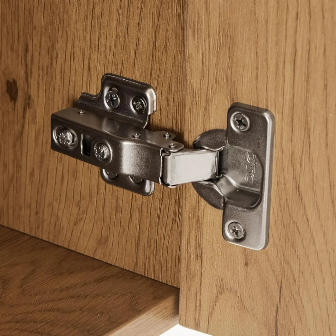 Buffet 4 portes décor effet bois rainuré noir et naturel SCOTT