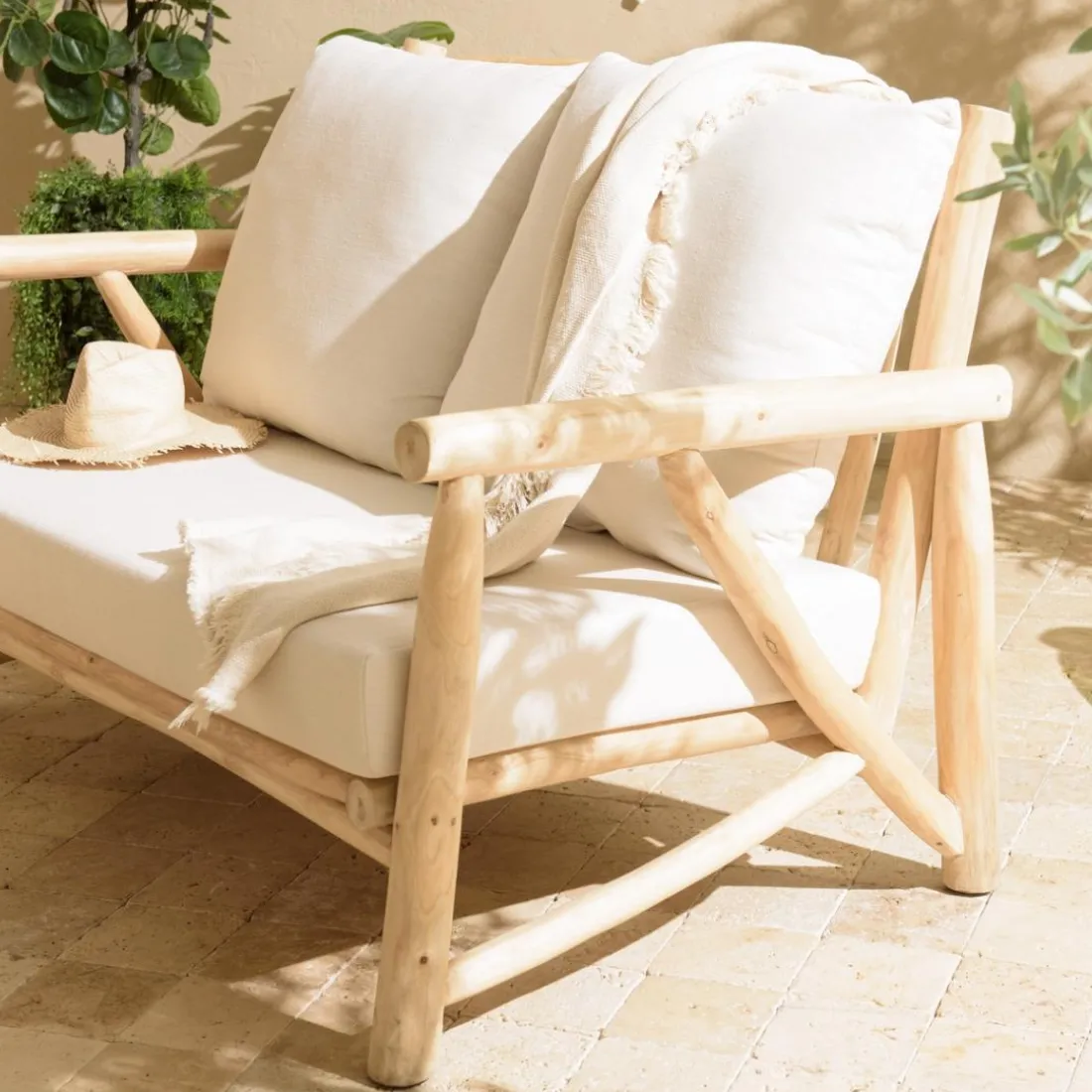 Canapé 2 places en branches de Teck naturel avec coussins blancs MADURA