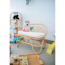 Ce sofa enfant offre une assise confortable et sécurisée