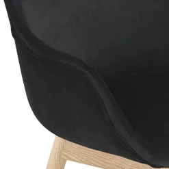 Chaise avec accoudoirs 'FRIDA' en velours noir et pieds en bois naturel