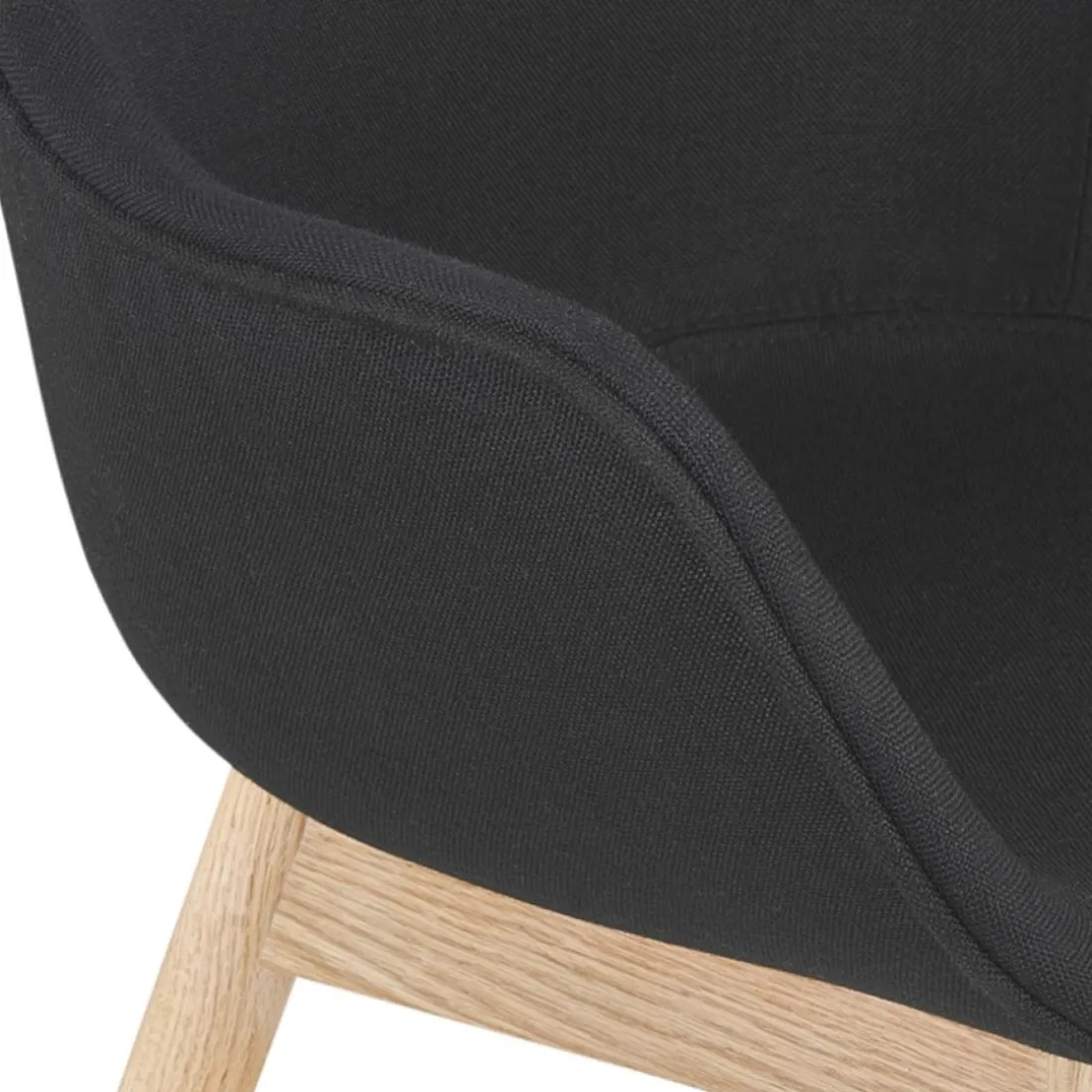 Chaise avec accoudoirs 'LAMBIC' en tissu noir et pieds en bois naturel