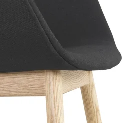 Chaise avec accoudoirs 'LAMBIC' en tissu noir et pieds en bois naturel