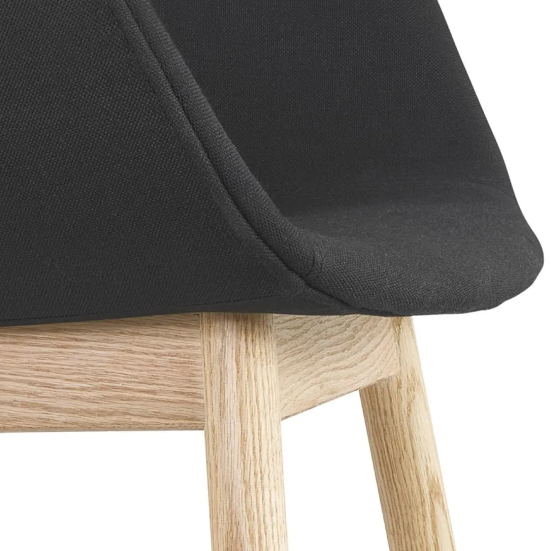 Chaise avec accoudoirs 'LAMBIC' en tissu noir et pieds en bois naturel