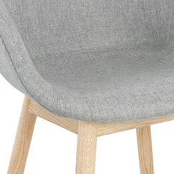 Chaise avec accoudoirs 'LAMBIC' en tissu gris clair et pieds en bois naturel