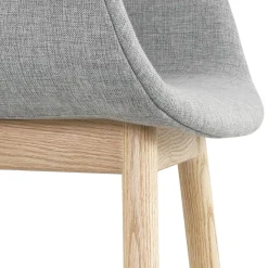 Chaise avec accoudoirs 'LAMBIC' en tissu gris clair et pieds en bois naturel