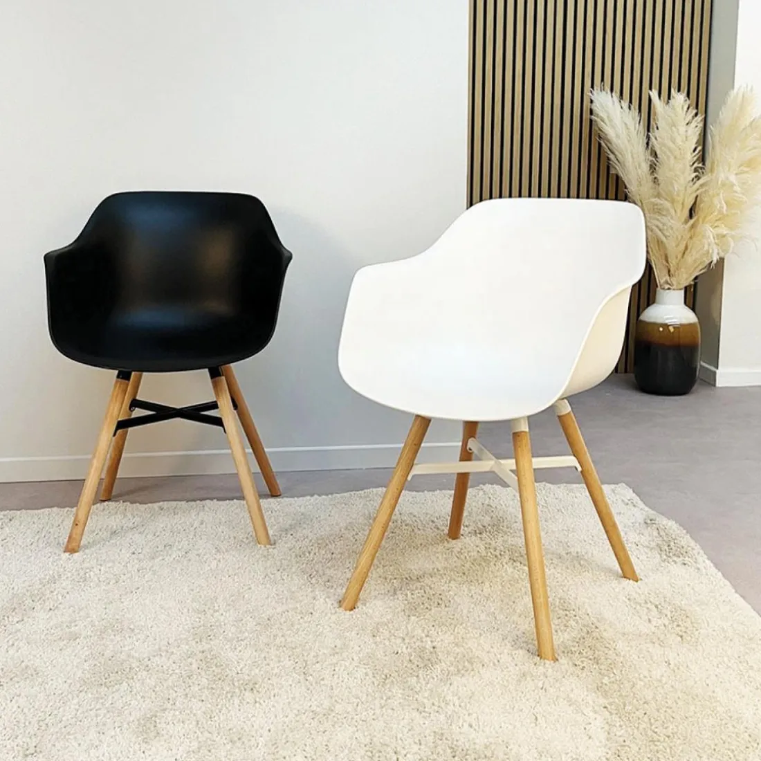 Chaise avec accoudoirs 'MELIS' noire avec pieds en métal et bois naturel