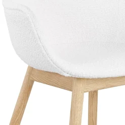Chaise avec accoudoirs 'MOUTOU' en tissu mouton blanc et pieds en bois naturel
