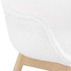 Chaise avec accoudoirs 'MOUTOU' en tissu mouton blanc et pieds en bois naturel