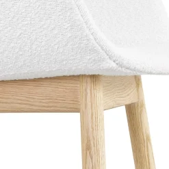 Chaise avec accoudoirs 'MOUTOU' en tissu mouton blanc et pieds en bois naturel