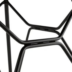 Chaise design 'GAUDY' blanche style industriel avec pied en métal noir