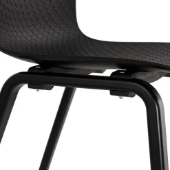 Chaise design 'PACIFIK' noire avec pieds en bois noir