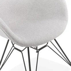 Chaise design 'PLANET' en tissu gris clair avec pieds en métal noir