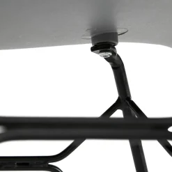 Chaise design 'SATELIT' grise style industriel avec pieds en métal noir