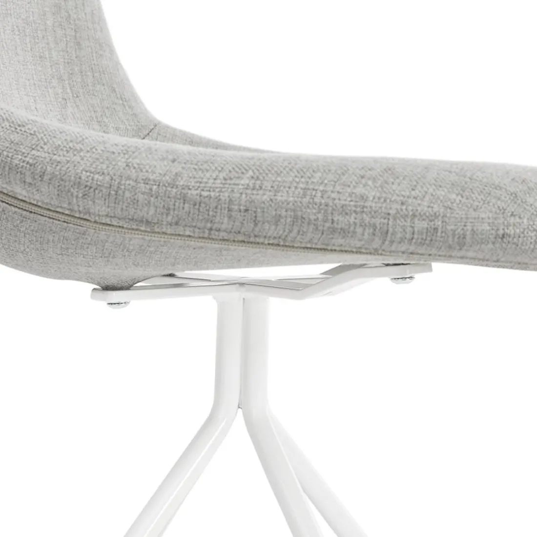 Chaise design 'TAMARA' en tissu gris avec pied en métal blanc