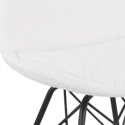 Chaise design 'VIOLETTE' en tissu bouloché blanc style industriel