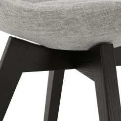 Chaise design 'WILLY' en tissu gris avec pieds en bois noir