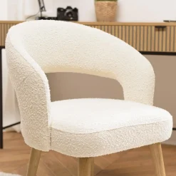 Chaise en tissu bouclette écru, dossier ouvert, pieds en bois PIERRE