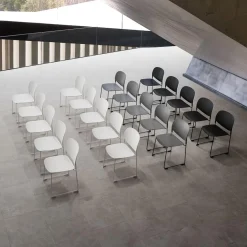 Chaise 'PILA' noire avec assise plastique et structure métal