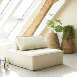 Chauffeuse capitonnée beige avec dossier et coussin