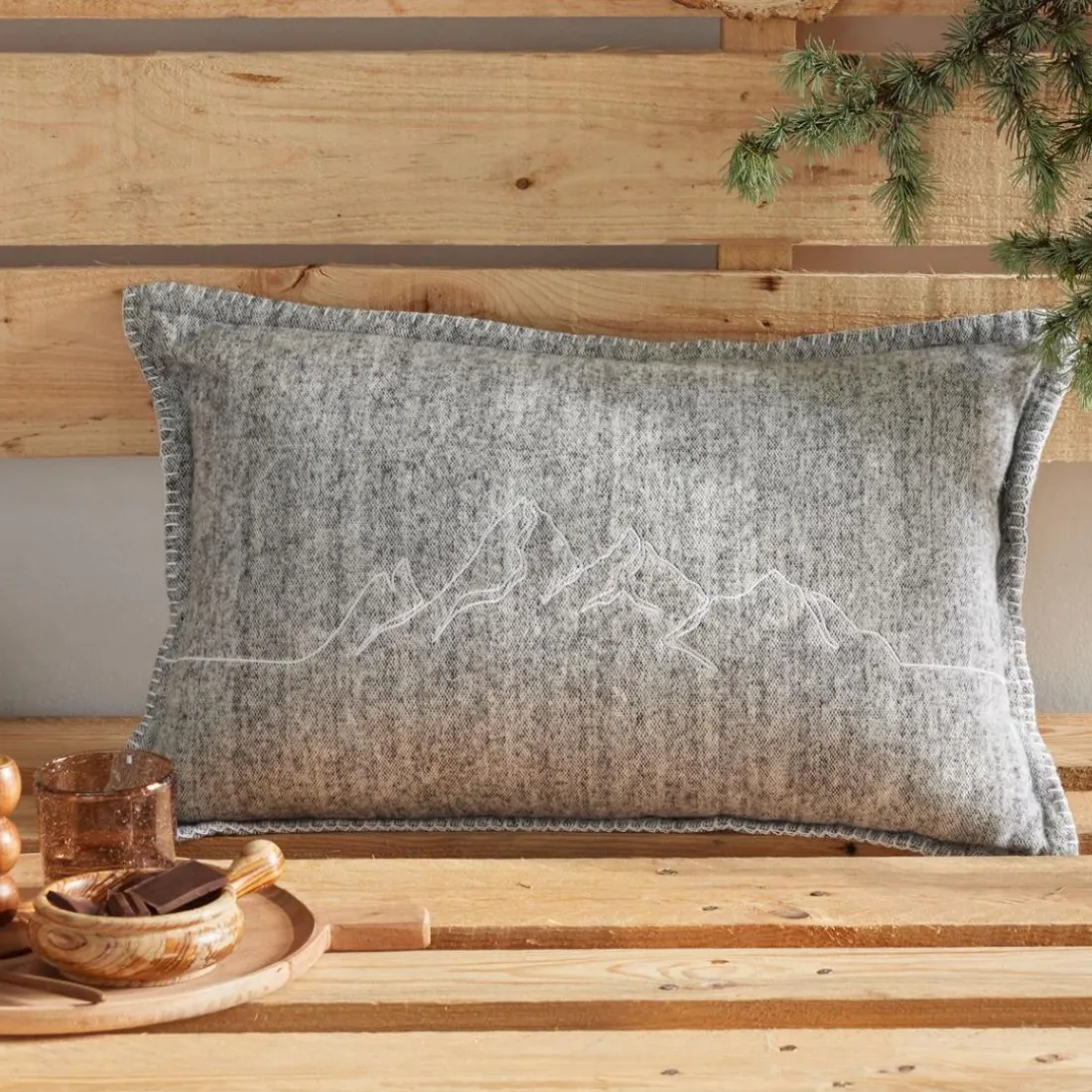 Coussin en coton HORS PISTE 40 x 60 - gris clair Montagne