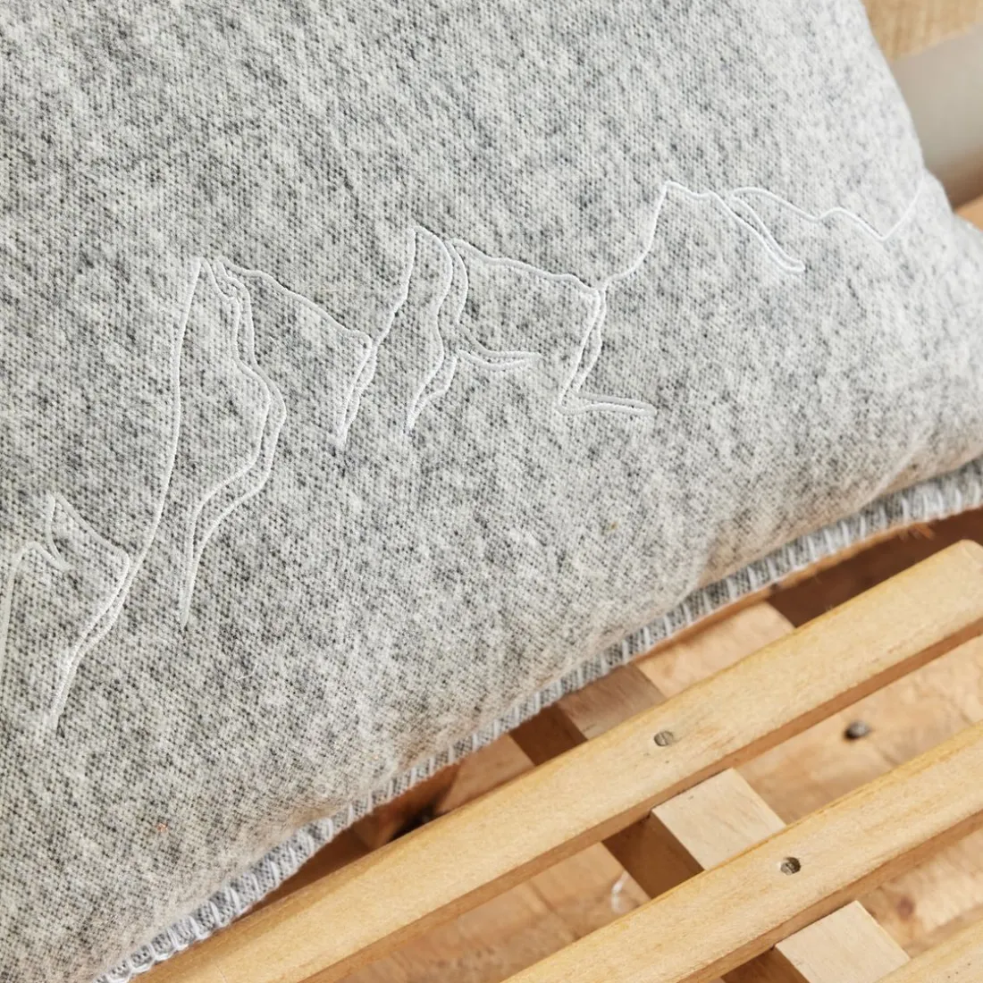 Coussin en coton HORS PISTE 40 x 60 - gris clair Montagne