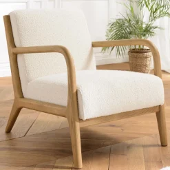 Fauteuil bas tissu bouclette écru structure et accoudoirs bois PIERRE