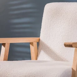Fauteuil de salon avec structure bois blanc