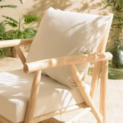 Fauteuil en branches de teck naturel avec coussins blancs MADURA