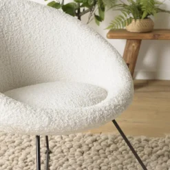 Fauteuil tissu bouclette blanc pieds croisés métal noir
