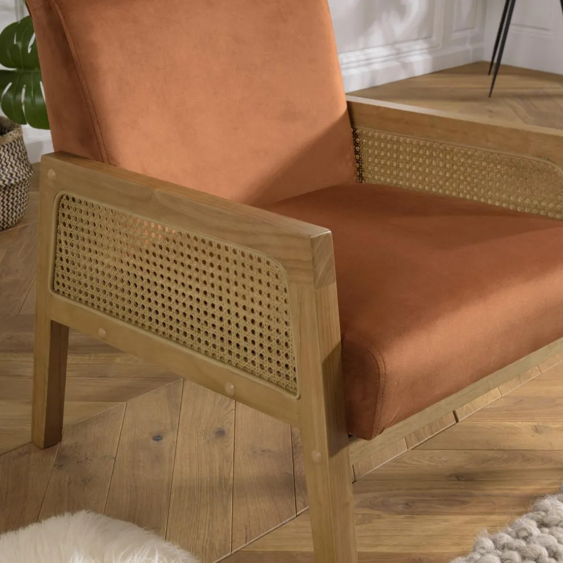 Fauteuil velours orange pieds bois et accoudoirs rotin