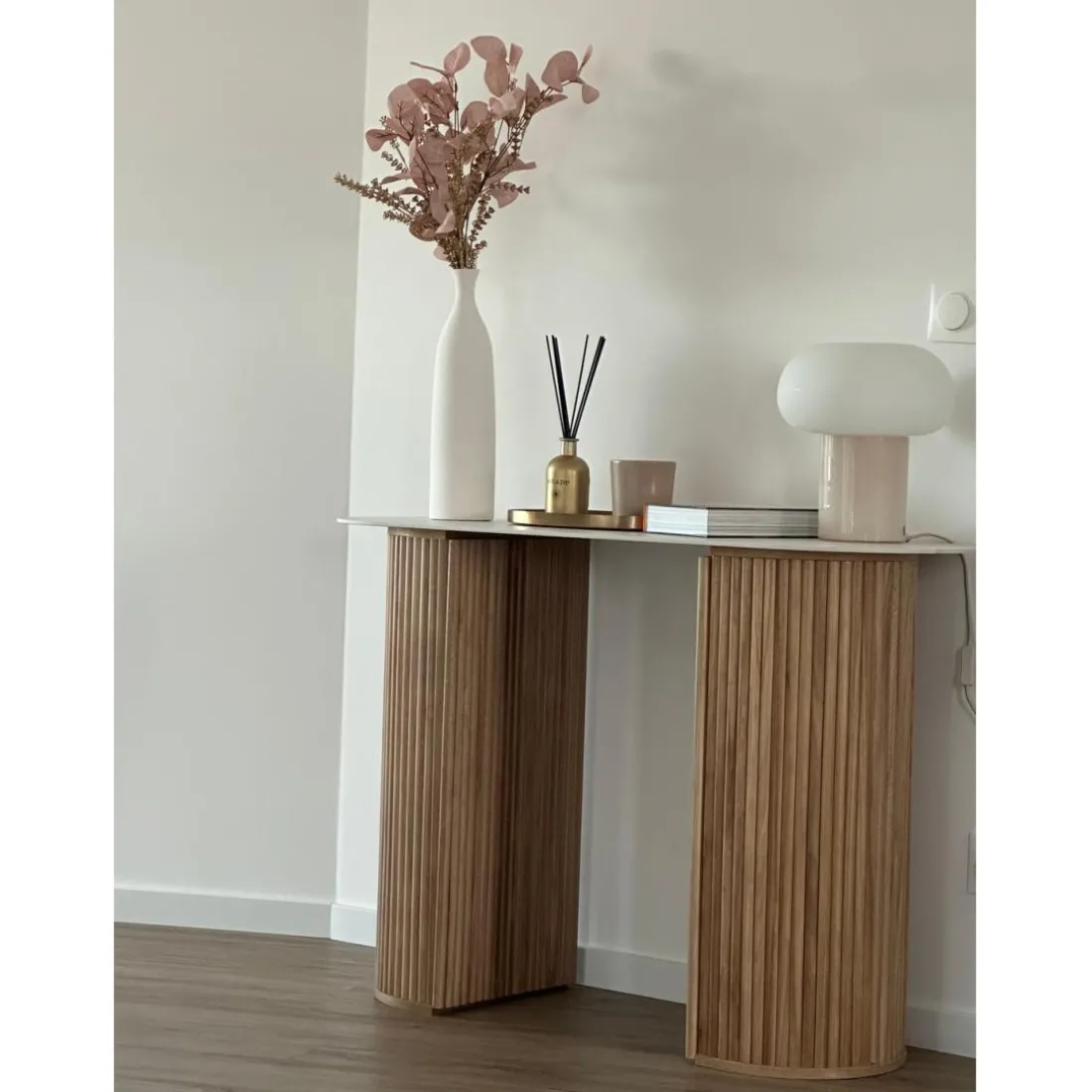 La console PIREUS design scandinave et sa structure en bois massif