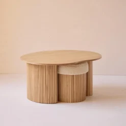 La set ARVIKA combinant une table basse et 2 poufs style scandinave