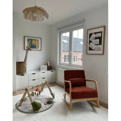 Le fauteuil à bascule DIANA avec son design scandinave rouge