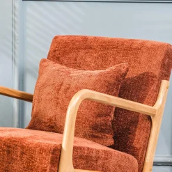Le fauteuil de salon OHAMA avec son design scandinave rouge