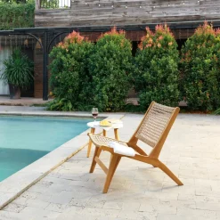 Le fauteuil intérieur extérieur en acacia massif et corde ARICA, de style scandinave