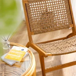 Le fauteuil intérieur extérieur en acacia massif et corde ARICA, de style scandinave