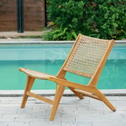 Le fauteuil intérieur extérieur en acacia massif et corde ARICA, de style scandinave