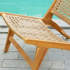 Le fauteuil intérieur extérieur en acacia massif et corde ARICA, de style scandinave