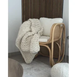 Le Fauteuil MOROTAI design scandinave épuré assise en rotin naturel et tissu etanche