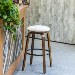 Le tabouret de bar MORENO design industriel élégant assise garnie premium avec une mousse ultra-dense