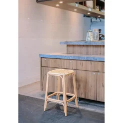 Le tabouret de bar OBIRA design scandinave élégant assise en rotin avec cousin amovible