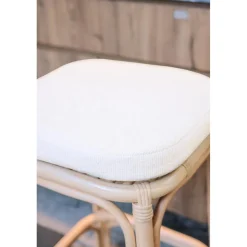 Le tabouret de bar OBIRA design scandinave élégant assise en rotin avec cousin amovible