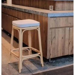 Le tabouret de bar OBIRA design scandinave élégant assise en rotin avec cousin amovible
