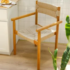 Les chaises OVALLE style scandinave Fabriquées en acacia massif et corde offrent un design intemporel