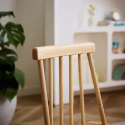 Lot de 2 chaises pour enfant NESNA design moderne et sa structure en bois massif