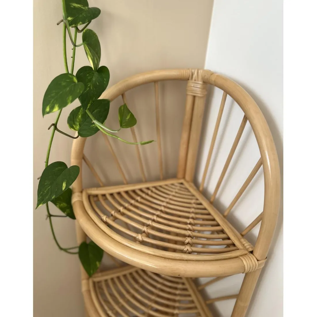 L'étagère KOLAKA avec son design moderne et scandinave 3 niveaux larges et profonds