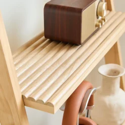 L'étagère murale échelle SMOGEN en bois massif naturel style scandinave design intemporel fabriquée en pin de haute qualité