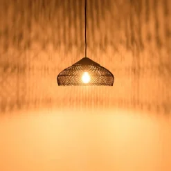 Suspension en rotin couleur noire et teck recyclé SIXTINE