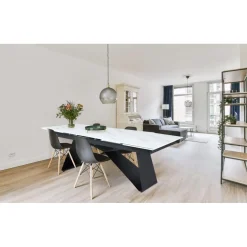 Table à manger extensible Mogarie en Verre effet marbre blanc et pieds Métal Noir