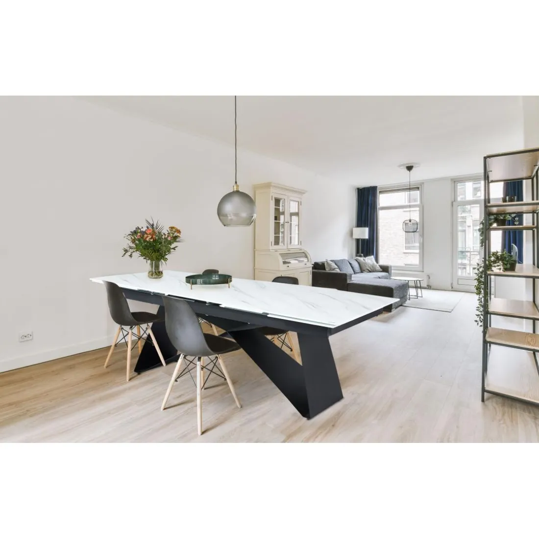 Table à manger extensible Mogarie en Verre effet marbre blanc et pieds Métal Noir